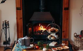 4 Walkers Cottage - Cosy, Dog Friendly With Private Unique Bbq Hut!