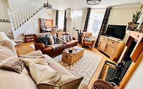 4 Walkers Cottage - Cosy, Dog Friendly With Private Unique Bbq Hut!